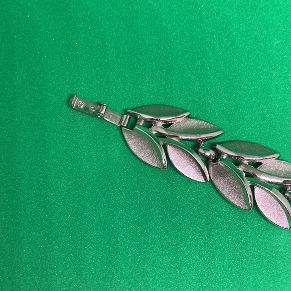 Vintage Crown Trifari Bracelet Silver Tone In New Velvet Box - Picture 6 of 12